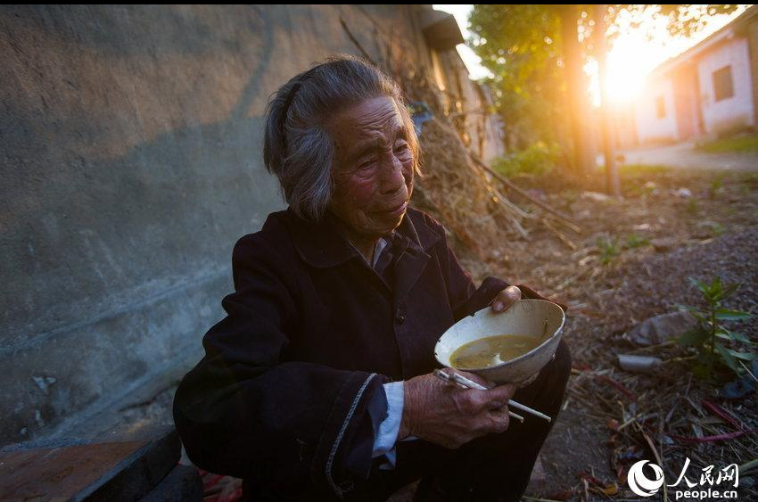 夕阳下,想起自己的晚年,老人悲伤不已