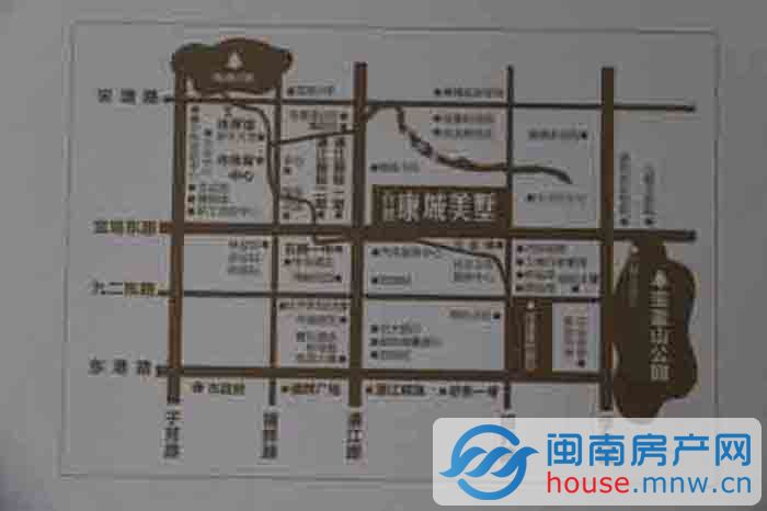 闽南房产网讯 百德康城美墅项目位于石狮石狮市濠江路与宝岛中路交汇的东北侧,地处城中央,项目内部拥有2万多平绿色运动园林景观,以及运动主题泛会所等,是一个致力于打造人居标杆的集人文气息与运动健康于一体的纯住宅项目。 项目总占地87亩,规划有8栋18-32层高的高层住宅,共计有900多套,以及10栋叠加别墅,共计40套。目前项目已全部开盘,8#、9#l楼已于日前荣耀封顶,主入口景观、别墅、沿街店面实景完美呈现。据置业顾问介绍,目前项目在售房源为面积为80-293,主力户型则为三房到五房,从去年10月底