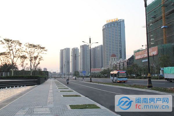接八仙山,东北连晋阳湖,背山面水,坐拥晋江市中心稀贵的生态资源和