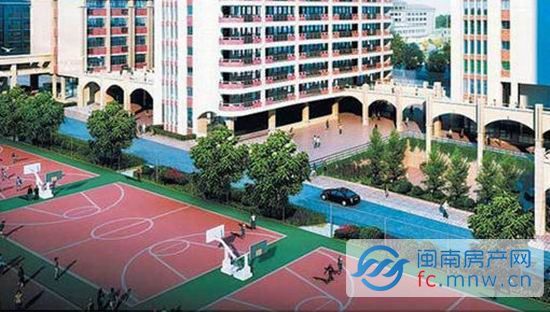 东海校区面向4所小学招初中生 泉州一中东海校区从去年秋季开始启用,首批招收8个班的初一新生,采取免试、就近划片升学的办法,招收学籍在丰泽区东海街道办事处辖区内的泉州师院附属丰泽小学、临海小学、渚江小学、东海湾实验学校等4所学校并实际就读2年以上的小学毕业生。考虑到初一学生的年龄特点,学生原则上实行走读制,只有个别学生住宿。 经过一个多学期的运转,泉州一中东海校区已经完全步入“正轨”。泉州一中东海校区与学府校区实行“一校两区”管理,由校长赖东升统